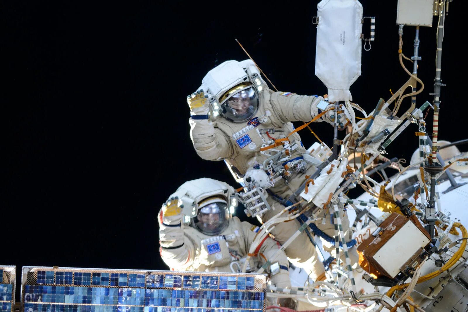 Российские космонавты вышли в открытый космос. Космонавты России на МКС. МКС открытый космос космонавты. Кононенко МКС эксперимент. Роскосмоса МКС.