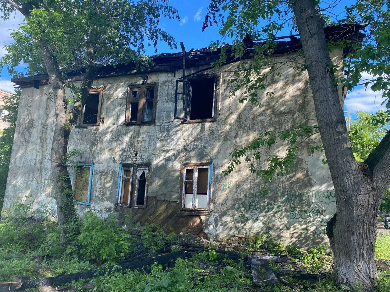 Дома на заброшенной улице. Заброшка Саратов. Заброшенные дома в Саратове. Высокие заброшенные здания.