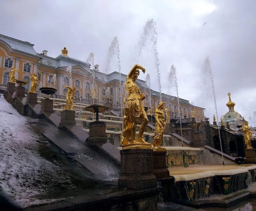 Петергоф фонтаны зимой. Петергоф на сегодняшний день. Фонтаны Петергофа в снегу. Китовой фонтан в Петергофе. Погода петергоф по часам