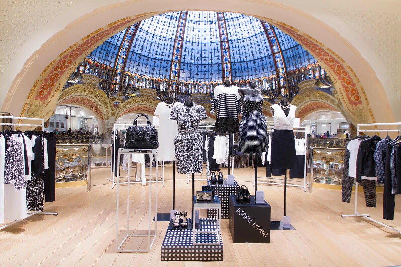 Galeries Lafayette в Париже. Galeries Lafayette Haussmann магазины Франции. Галерея Лафайет (Париж, Франция) — 1912 год.. Галерея Лафайет Париж мода. Париж бутики