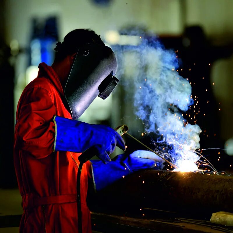 цех металлоконструкций. сварочный цех. сварка металлоконструкций. работа сварщик производство. электросварщик ручной сварки.
