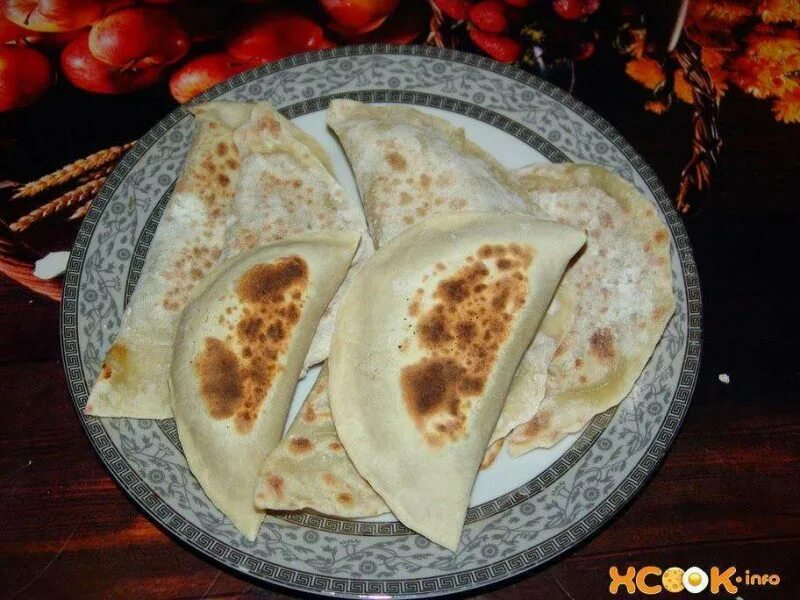 Татарский янтык. Янтыки крымские с мясом. Янтык крымский с мясом. Янтыки крымские с мясом. Янтык с мясом на сухой сковороде.