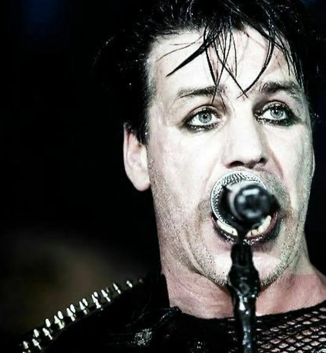 Штиль рамштайн. Группа rammstein постеры. Рамштайн история группы. Rammstein adieu кадры. Песни рамштайн немецкий языка.
