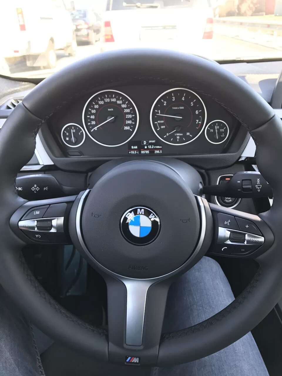 Руль криво при движении прямо. Бмв 320 руль. кривой руль. f30 руль кривой рог.