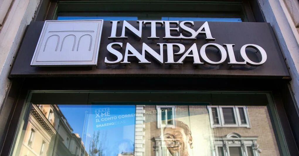 Intesa sanpaolo. Интеза Санпаоло Италия. Intesa Bank Italy. Banca Intesa Sanpaolo приложение. Интеза Санпаоло итальянский банк фото.