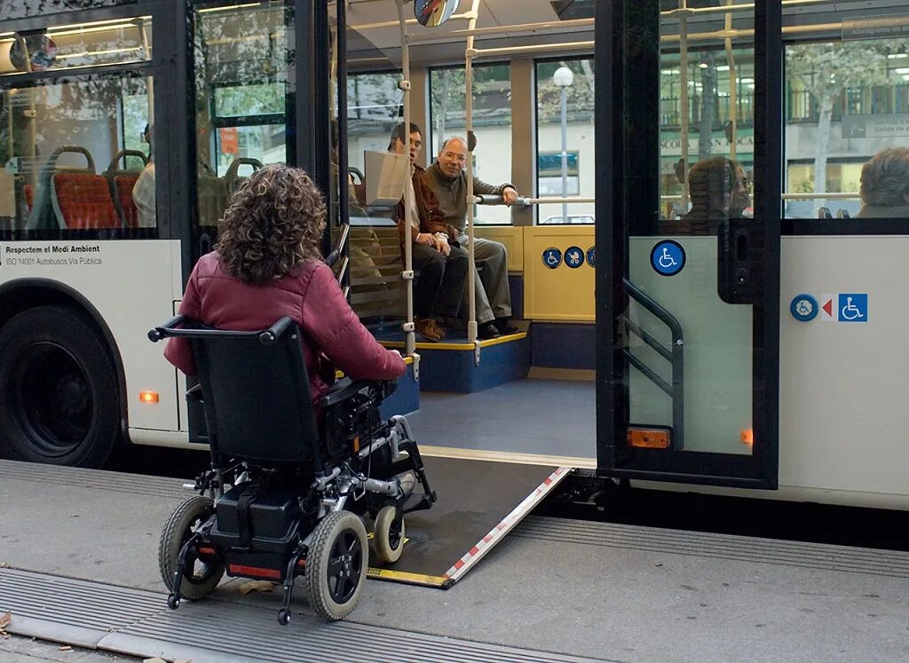 Invalid class. Барселона инвалиды. Транспорт для инвалидов. Общественный транспорт для инвалидов. Автобус для инвалидов.