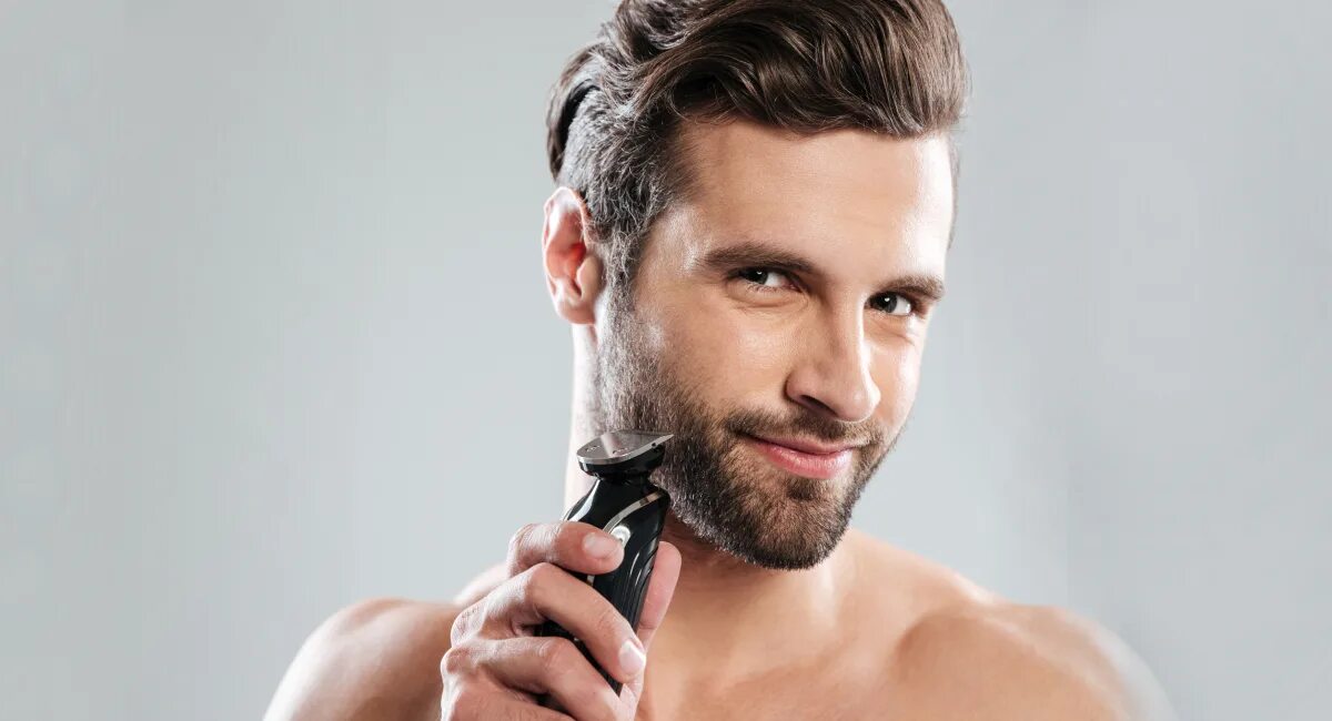 Красивый мужчина бреется. Мужчина бреется для фотошопа. Брить бороду бритвой. Мужчина бреется электробритвой фото.