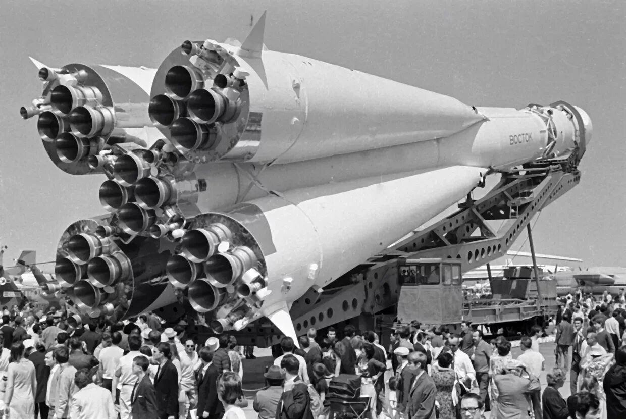 Первые американские космические полеты. Ракета носитель Восток СССР. Ракета Восток 1 СССР. Ракета р7 Королев. Космический корабль Восток Королев.
