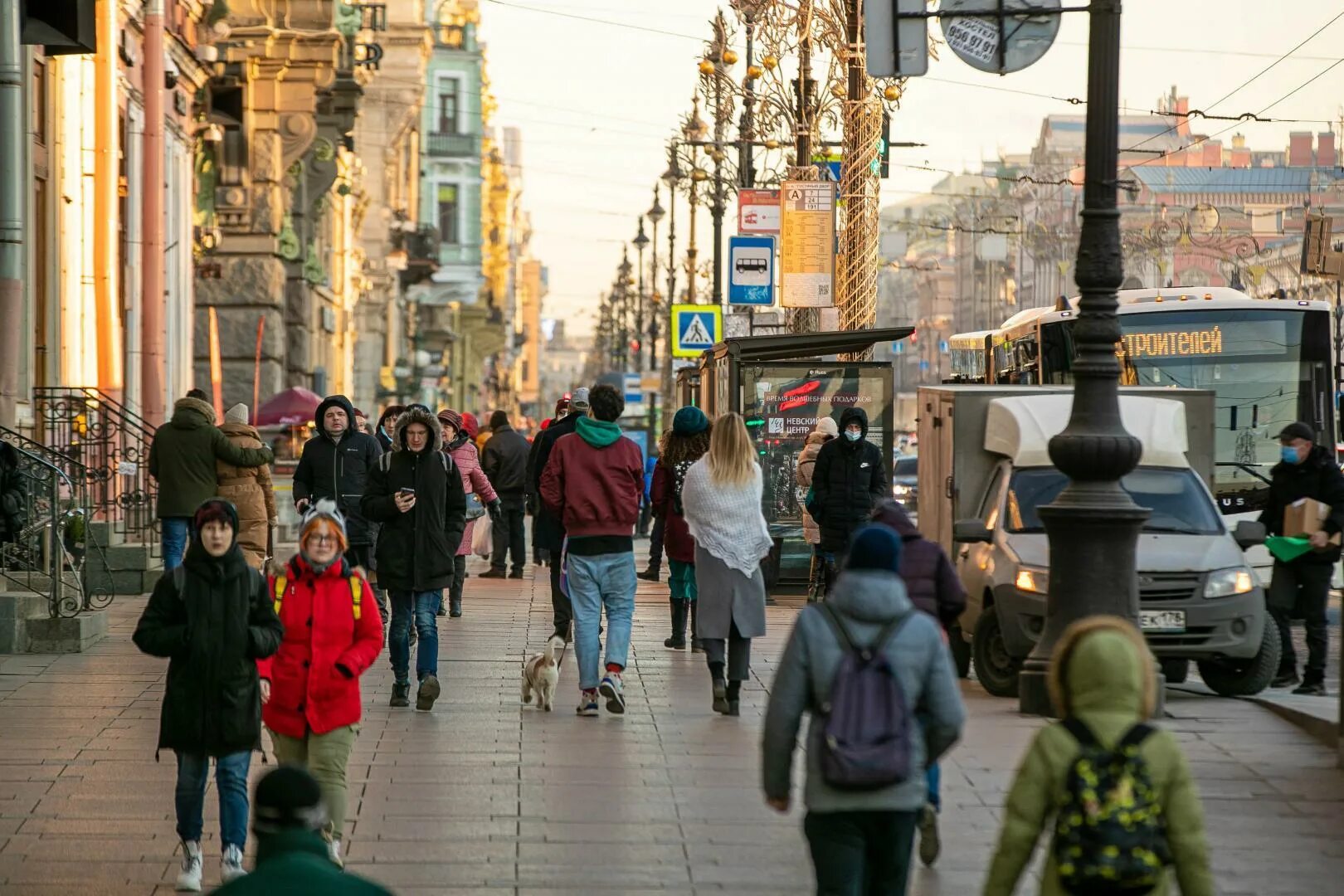 Население петербурга на 2024 год. Человек в городской среде. Городская среда. Население Санкт-Петербурга. Петербург 2010 год.