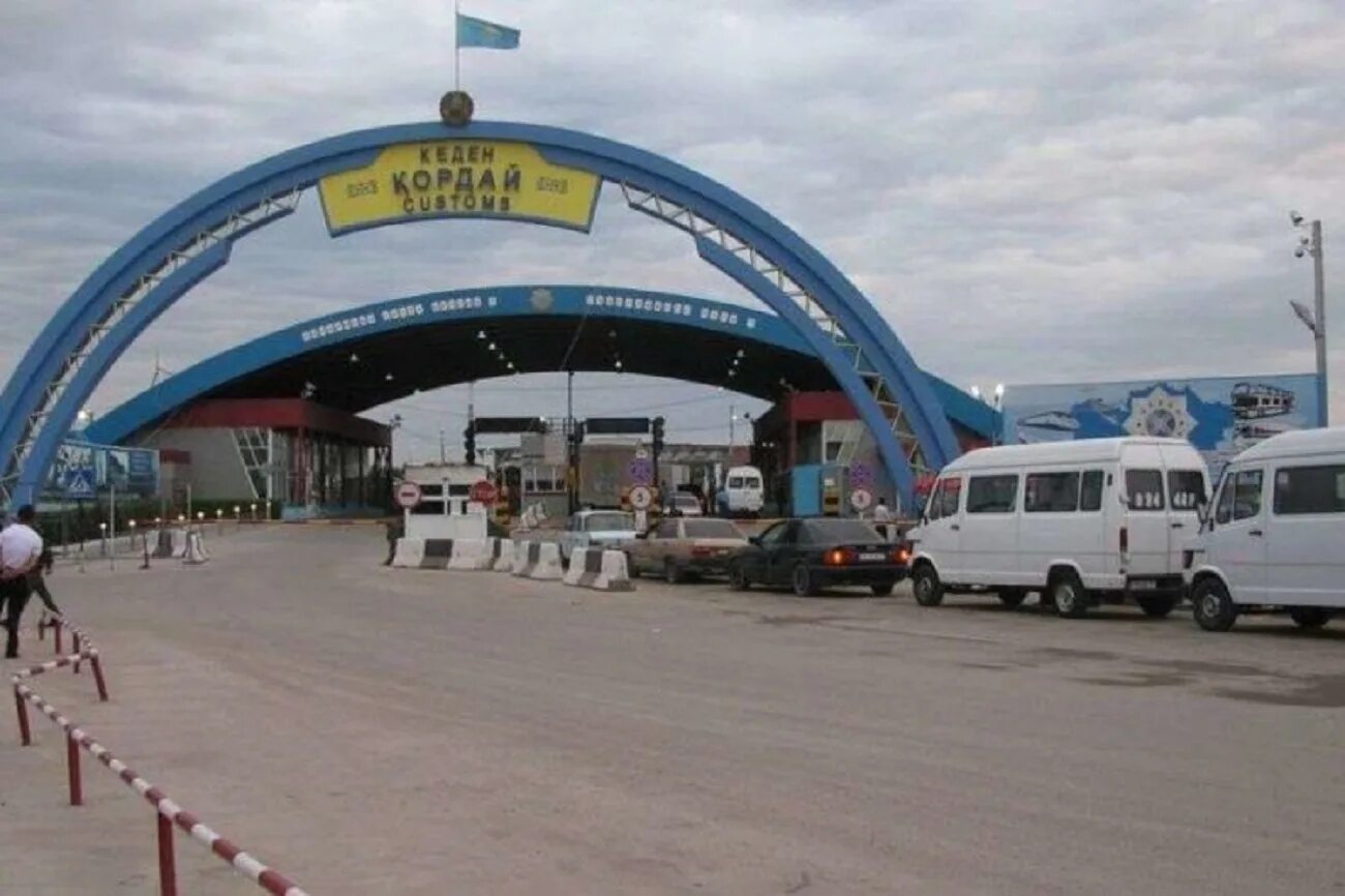 Автобус граница казахстан. Кордай граница с казахстаном. пограничный переход кордай киргизия. граница ак жол кордай. ак-жол киргизия граница.