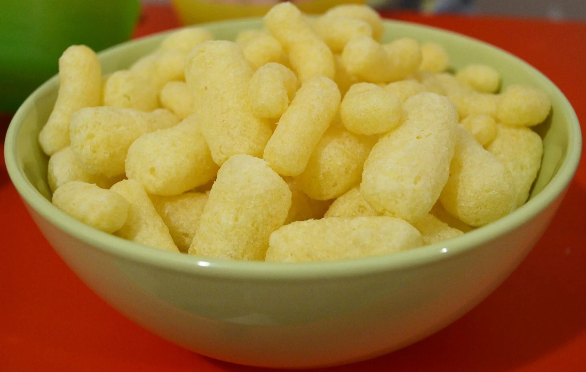 Кукурузные палочки на белом фоне. Как делают кукурузные палочки. Сладкие кукурузные палочки. Домашние кукурузные палочки. Кукурузные палочки кукурузные.