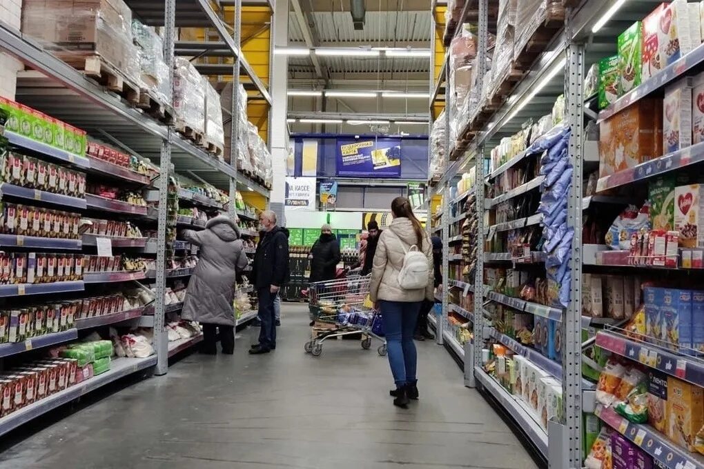 Продукты первой необходимости. Ашан продовольственные товары. Полка с продуктами. Ашан продукты. Поставщики пятерочки.