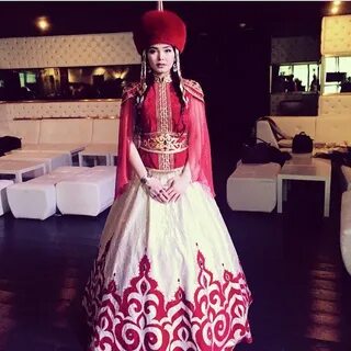 Екі жігіт бір қызды сиқыған