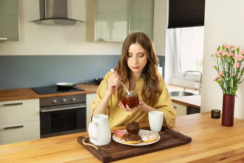 The morning she has breakfast. Девушка завтракает. Завтракает на кухне. Утренний завтрак девушка за столом. Девушка скромно завтракает.