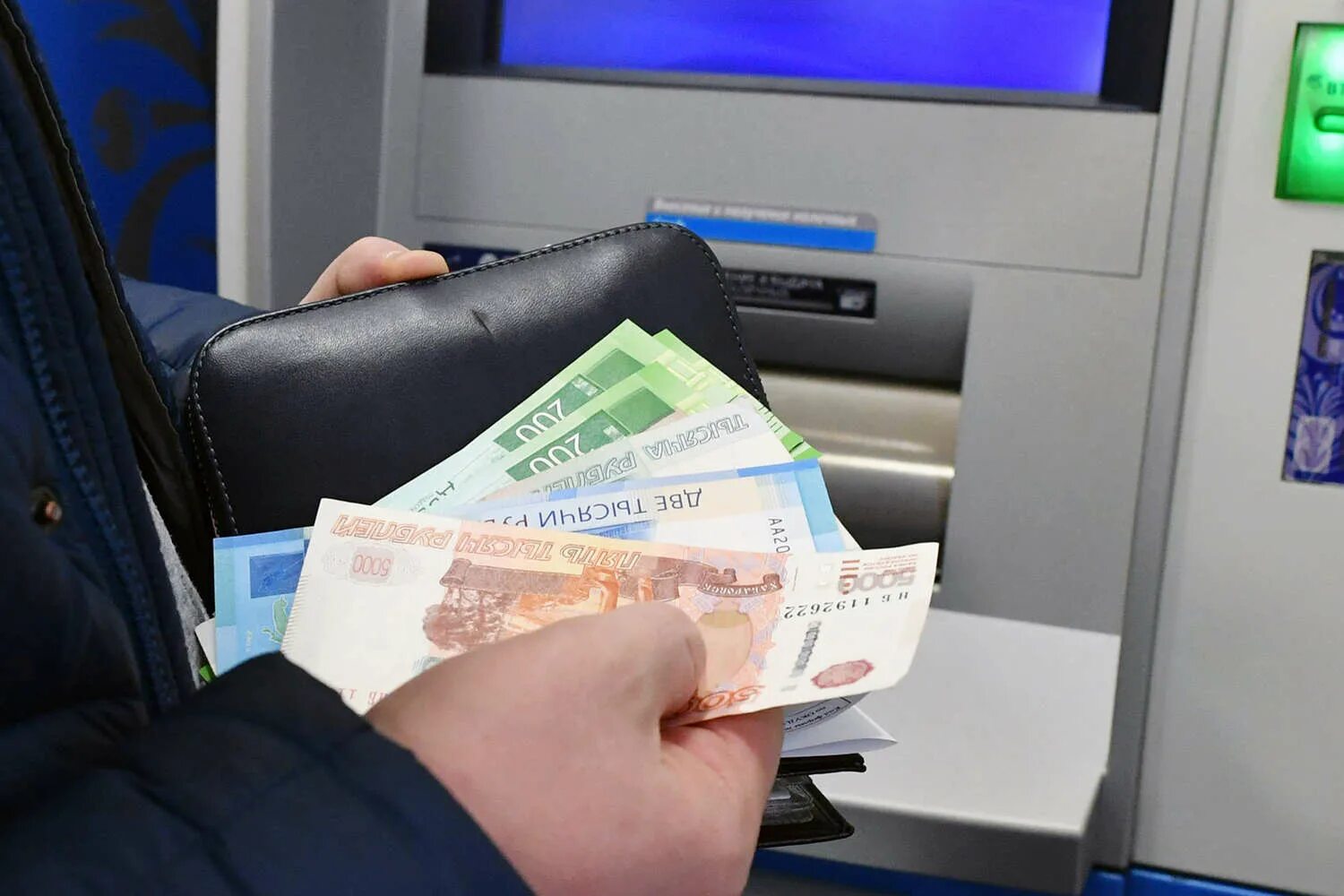 Выплата 5 млн рублей. Деньги в банкомате. Наличные деньги. Банкомат. Банкоматы наличные.