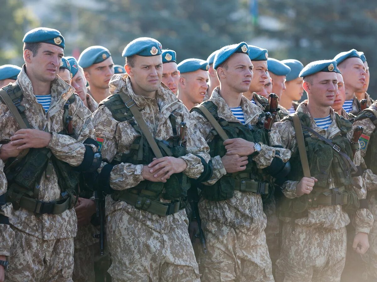 Десантники войска. ВДВ учение 76 дивизия. ДШБ Псков 76 дивизия. Воздушно-десантные войска (ВДВ) РФ. ВДВ Псков десант.