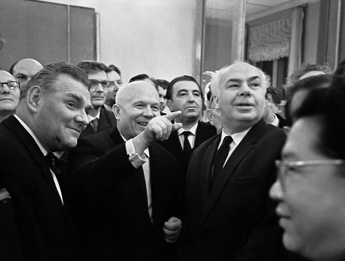Хрущев на выставке. Выставка авангардистов 1962 хрущев. хрущев на выставке авангардистов. посещение н.с. хрущева выставки авангардистов в манеже в 1962 году..