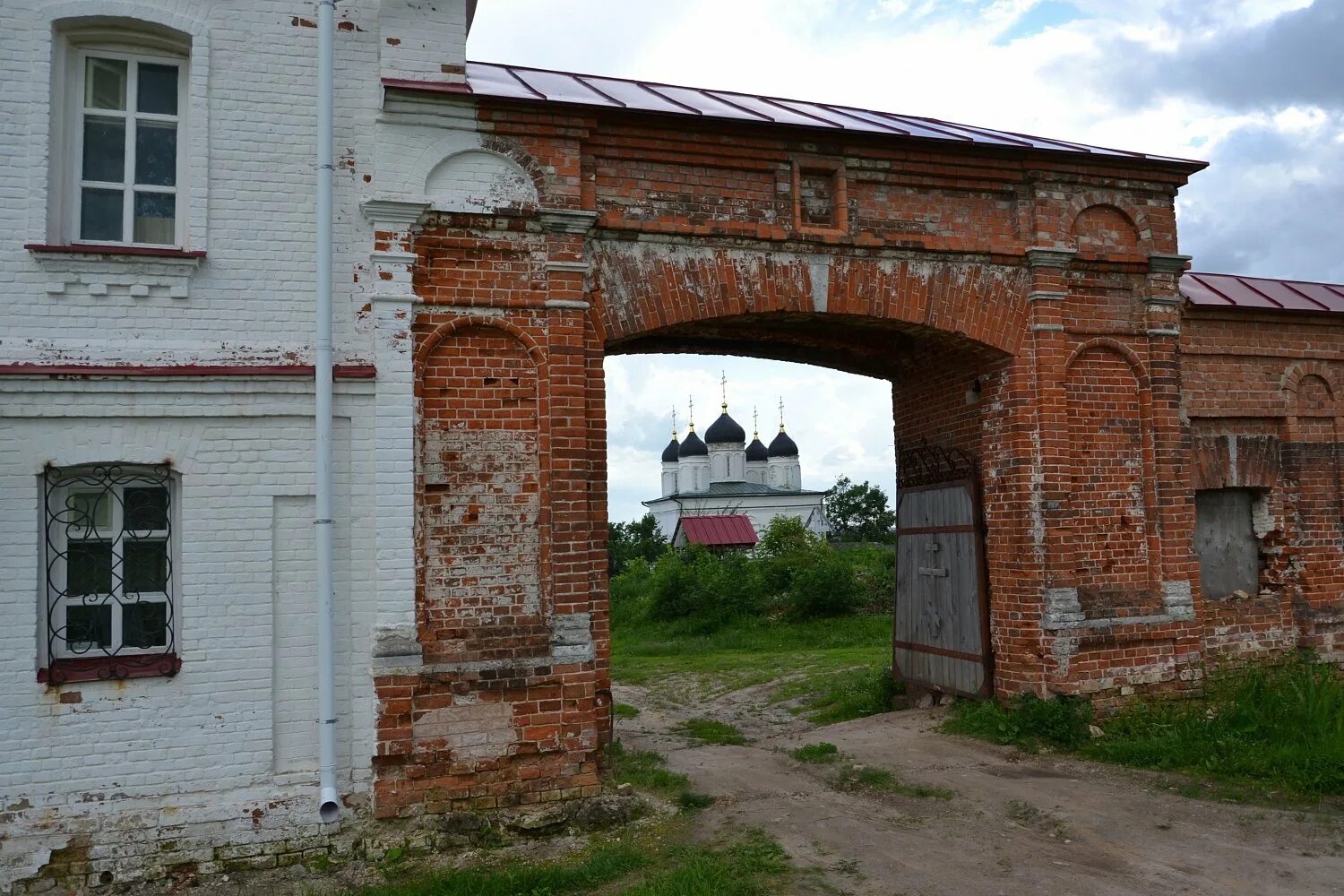 Троицкий район орловской области. Болхов крепость. Болхов бункер. Болхов Троицкая Церковь ворота. Оптинский монастырь Болхов.