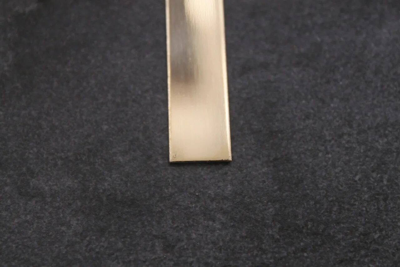 Полоса нержавейка 10х40. Полоса шлифованная. Латунь полоса 10 мм. Полоса латунная полированная 40х5. Полоса шлифованная.