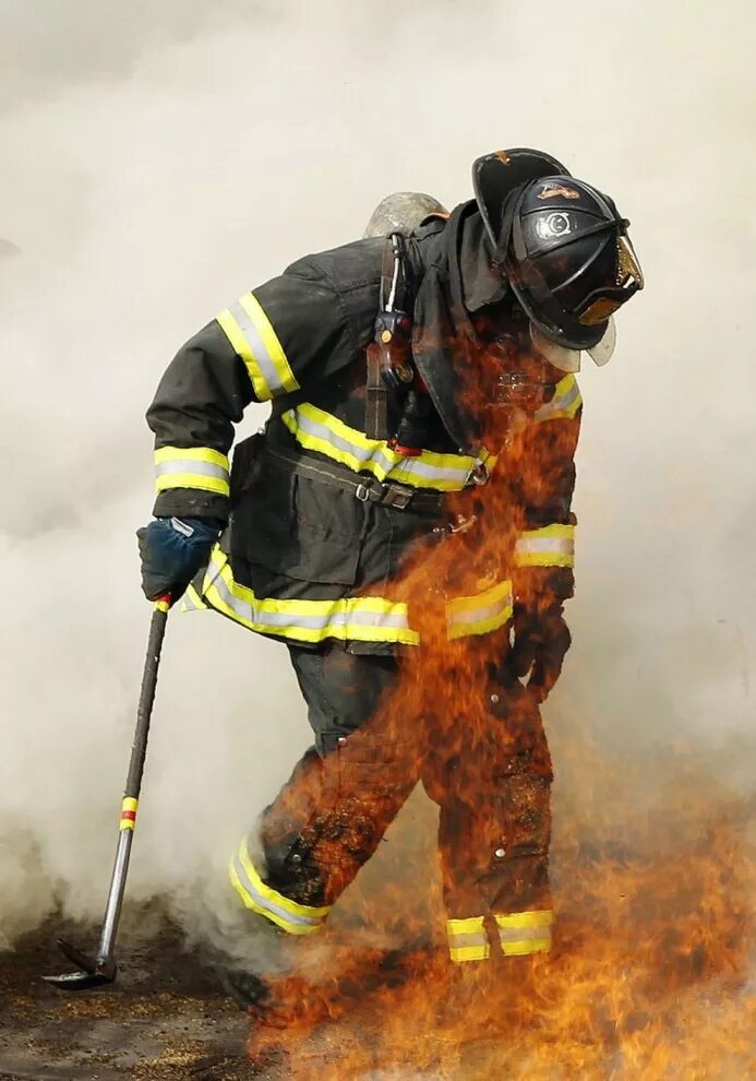 Пожарные на пожаре. Пожарная служба. Мчс пожарный огнеборец. Пожарный. Московские пожарники.