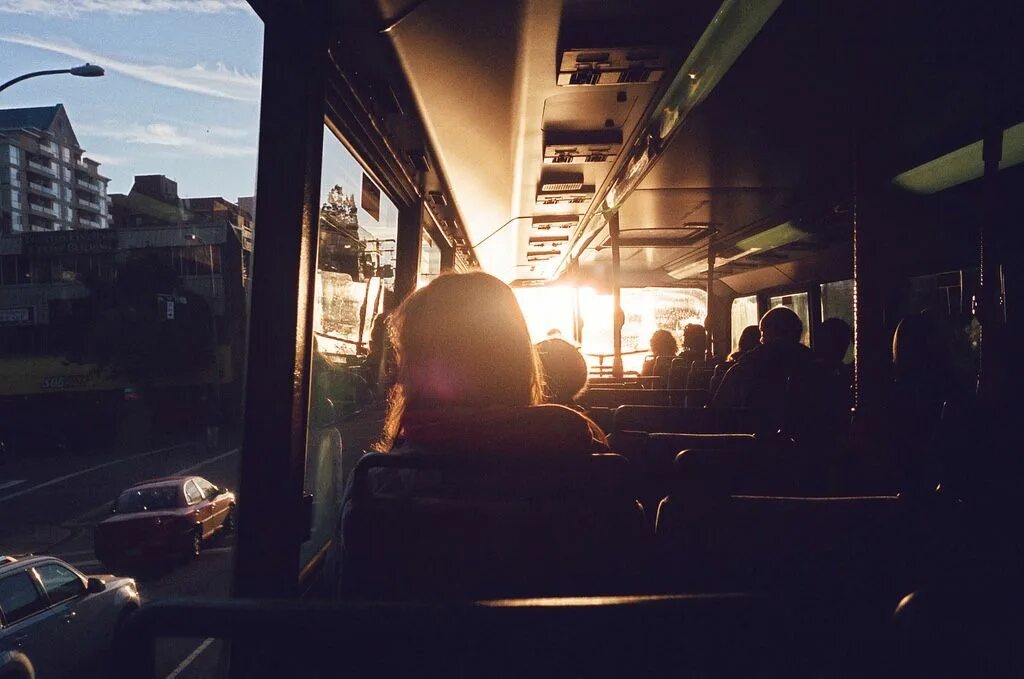 Ехать в автобусе ночью. Окно автобуса. вид из окна автобуса. вид из автобуса ночью. грустная девушка в автобусе.