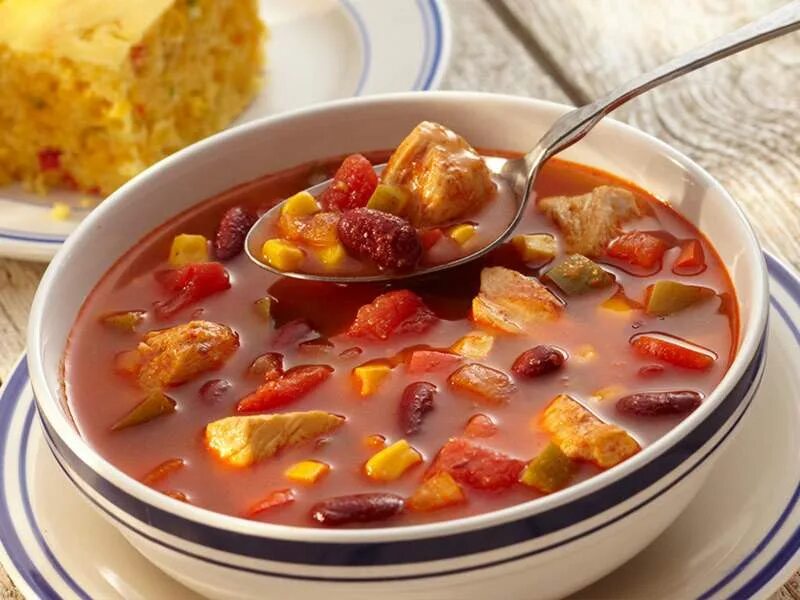 Классический фасолевый суп с мясом. Томатно-фасолевый суп. томатно фасолевый суп с курицей. фасолевый суп из красной фасоли. суп фасолевый из консервированной красной фасоли.