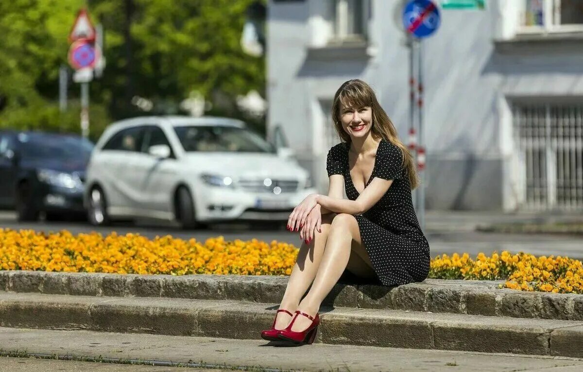 Королевка женщина. Фотосессия осенью для полной девушки. Женщина королевка. Девушка осень. Дом многоэтажка.