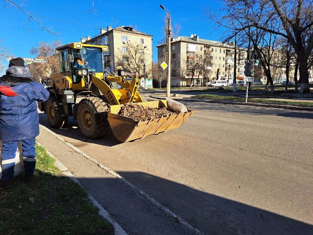 Проспект победы 24 горловка. Газон санитарная. Горловка служба. Сквер коммунаров горловка. Город димитров парк.