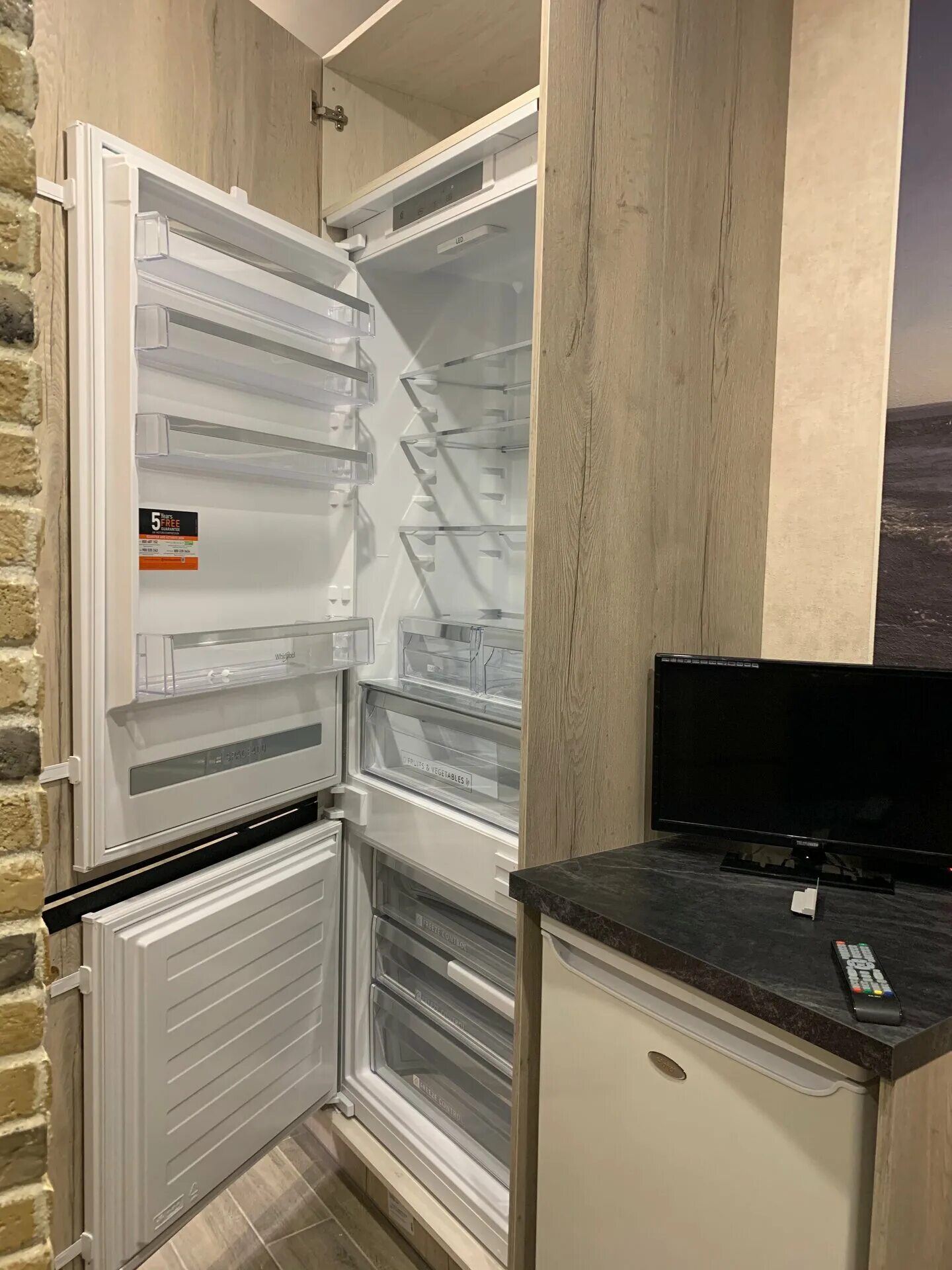 Холодильник whirlpool sp40 801 eu схема встройки. Whirlpool sp40 801 eu. Whirlpool sp40 801 eu. Встраиваемый холодильник whirlpool sp40 802 eu. Whirlpool sp40 801.