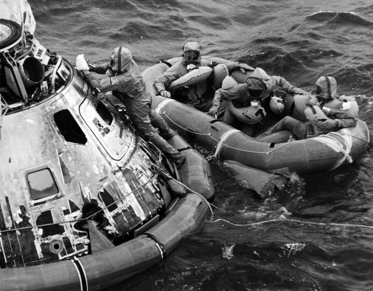 Аполлон 13 приводнение. Аполлон 15 приводнение. Аполлон 11 приводнение.