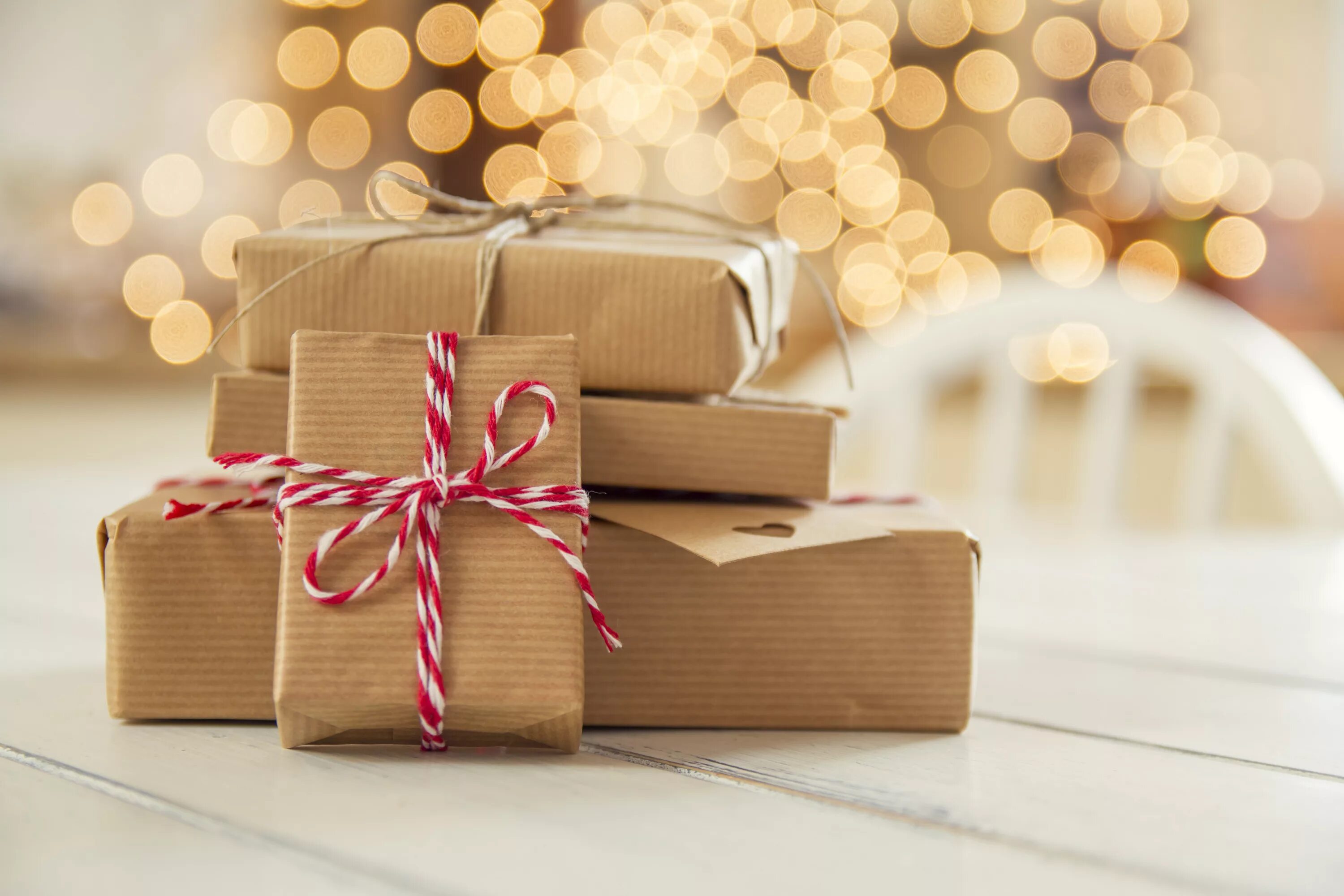 подарок в крафт бумаге. новогодние коробки для подарков. вручение подарочного пакета. Present papers. подарочные пакеты для коробки с галстуком.