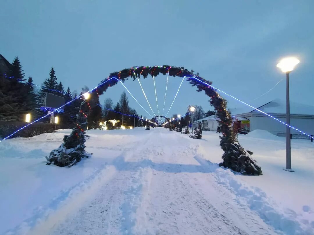 Погода в старых дорогах на 10. Дрожжаное зимой. Старое Дрожжаное. Ледовый дворец старое Дрожжаное. Старое Дрожжаное Центральная улица.