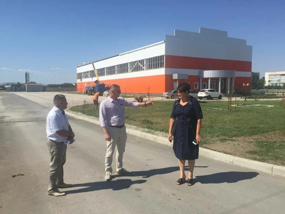 Население пгт кировское. Посёлок кировское крым. Население пгт кировское. Кировское памятник кировский район. Кировское крым черноморский район.