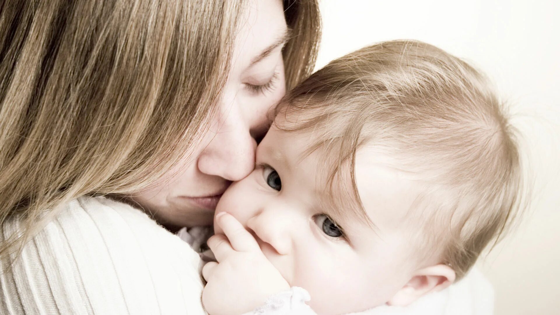 Любовь матери к ребенку. Любовь матери фото. Любовь матери к сыну. Малыш прикасается к лицу матери.