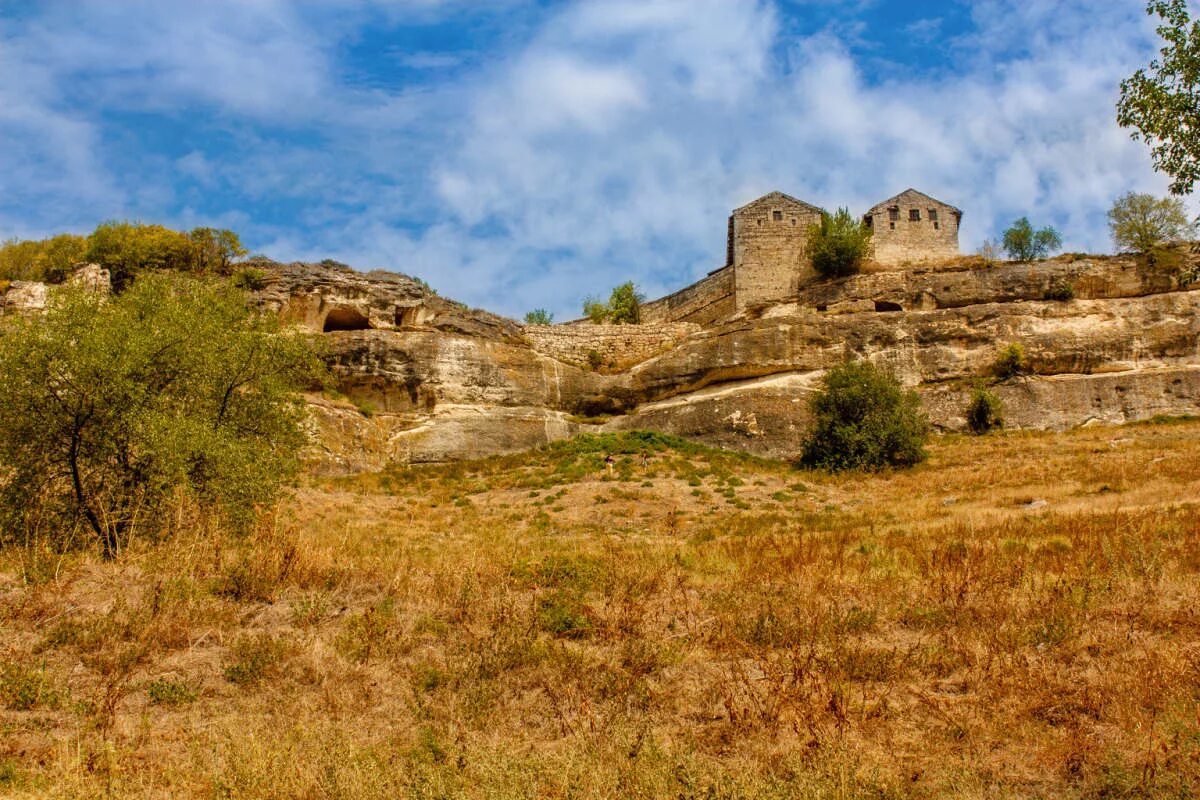 Крепость ухутчкале в бахчисарае. Бахчисарай крым чуфут кале. Крепость рядом с городом бахчисарай. Крепость рядом с городом бахчисарай. Крепость чуфут кале.