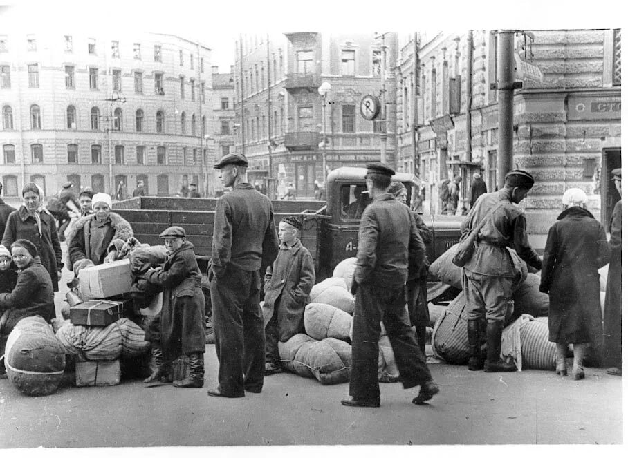 Ленинградская блокада 1941. Блокада Ленинграда 1942 год. Ленинград в первые годы блокады