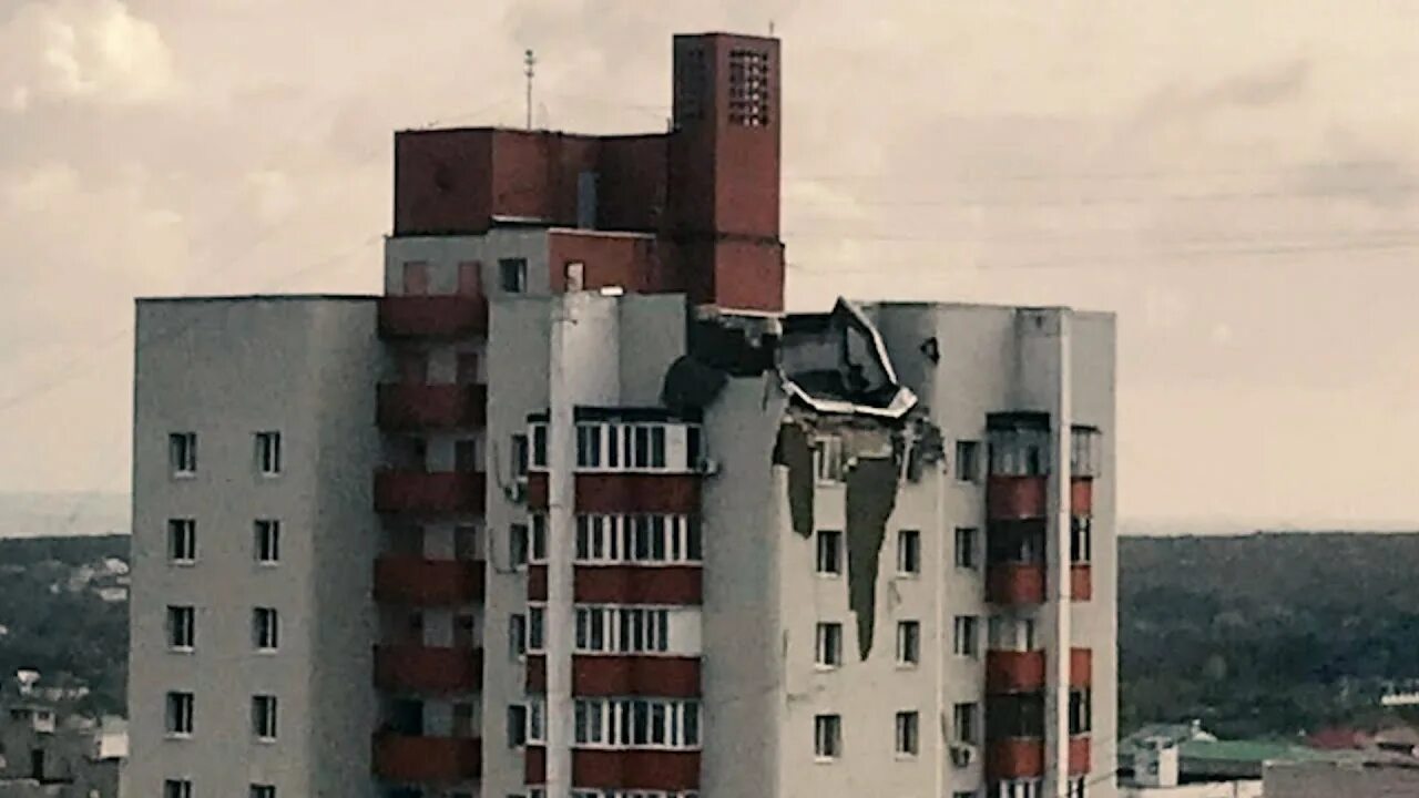 Удары по белгороду сегодня. В Белгороде ракета попала в жилой дом. Многоэтажка. Многоэтажный дом в России. Архитектура многоэтажки.