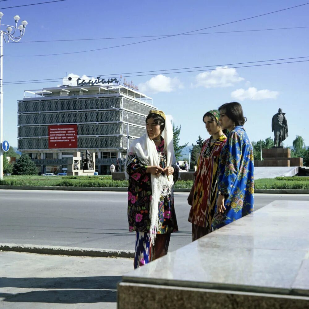 Садбарг Душанбе. Душанбе улица Садбарг. Душанбе 2000. Современный Душанбе.