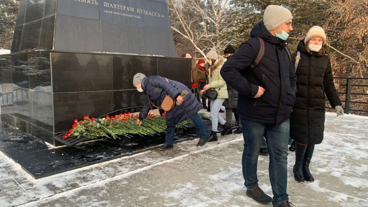 День траура дата. Трагедия в Кузбассе Листвяжная. Мемориал память Шахтёрам Кузбасса. Мемориал погибшим Шахтёрам Шахты Листвяжная. Памятник шахта Листвяжная.