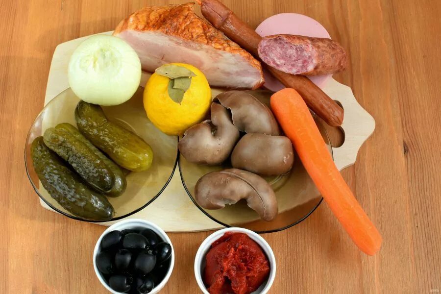 Продукты для солянки сборной. Индигриенты для оливье. Какие ингредиенты нужны для колбасы. Какие ингредиенты нужны для колбасы. Ингредиенты для солянки мясной.