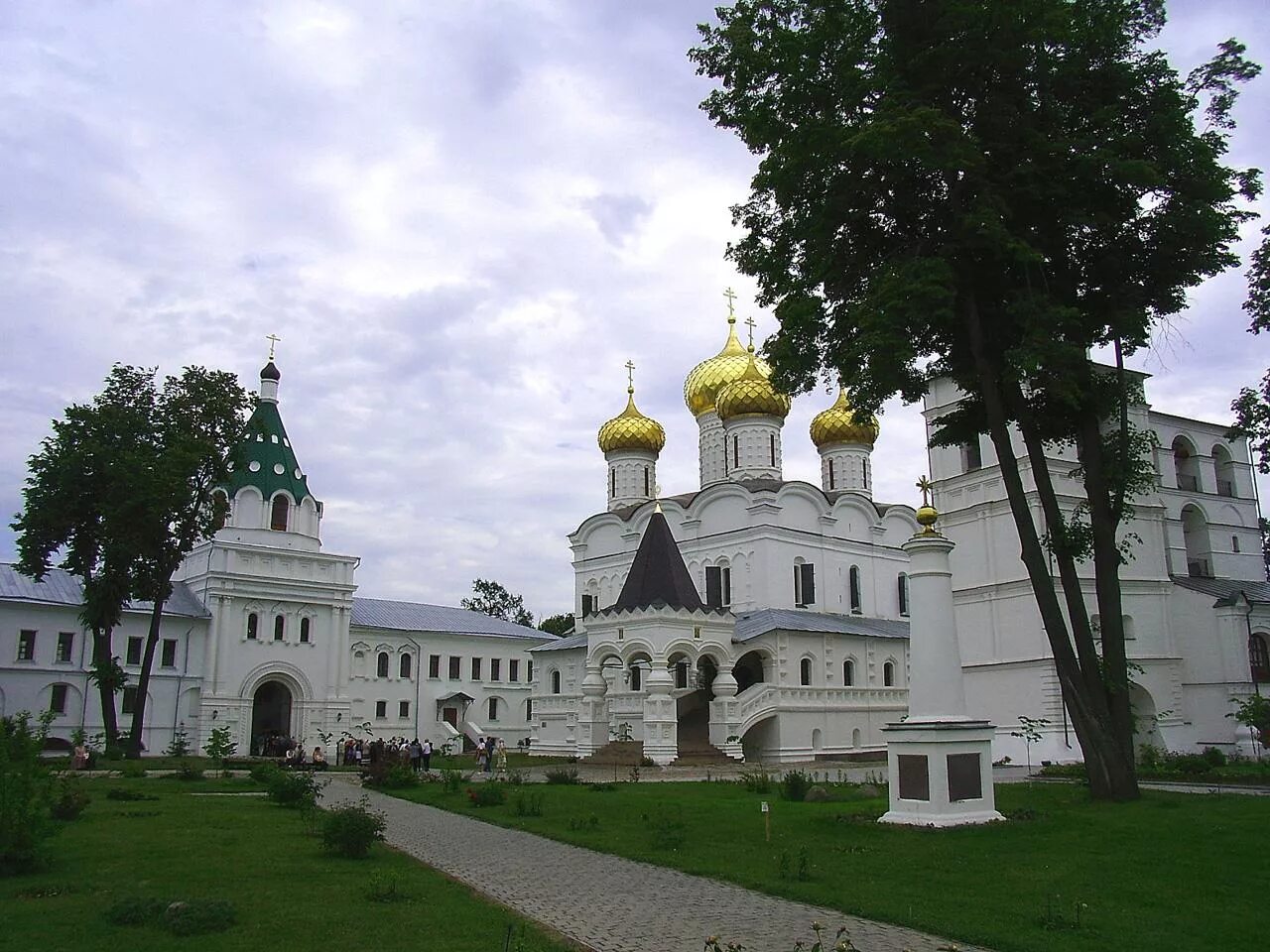 Ипатьевский монастырь сайт. Свято-Троицкий Ипатьевский монастырь в Костроме. Ипатьевский монастырь Кострома. Ипатьевский мужской монастырь Кострома.