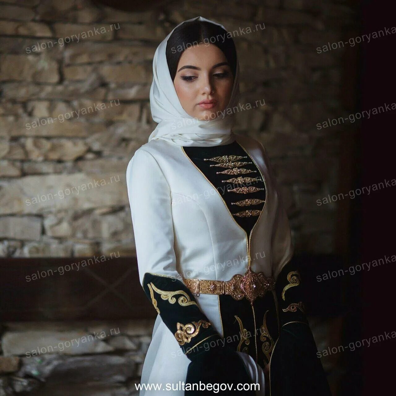 Женщины чечни. Одежда чеченских женщин повседневная. Чеченские девушки в национальных нарядах. Одежда чеченок. Традиционный чеченский костюм.