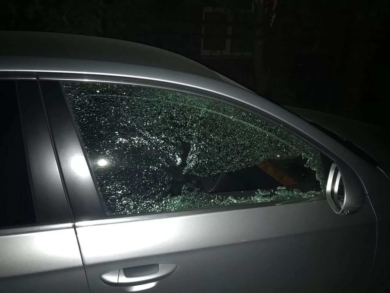 Разбили окно машины. Боковое стекло автомобиля. Разбитое окно машины. Разбитое боковое стекло машины. Боковое окно машины.