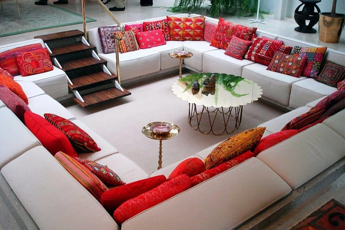 Мягкий с большим количеством. Необычные диваны в интерьере. Красивый диван в интерьере. Необычный диван в гостиную. Необычные диваны для гостиной.