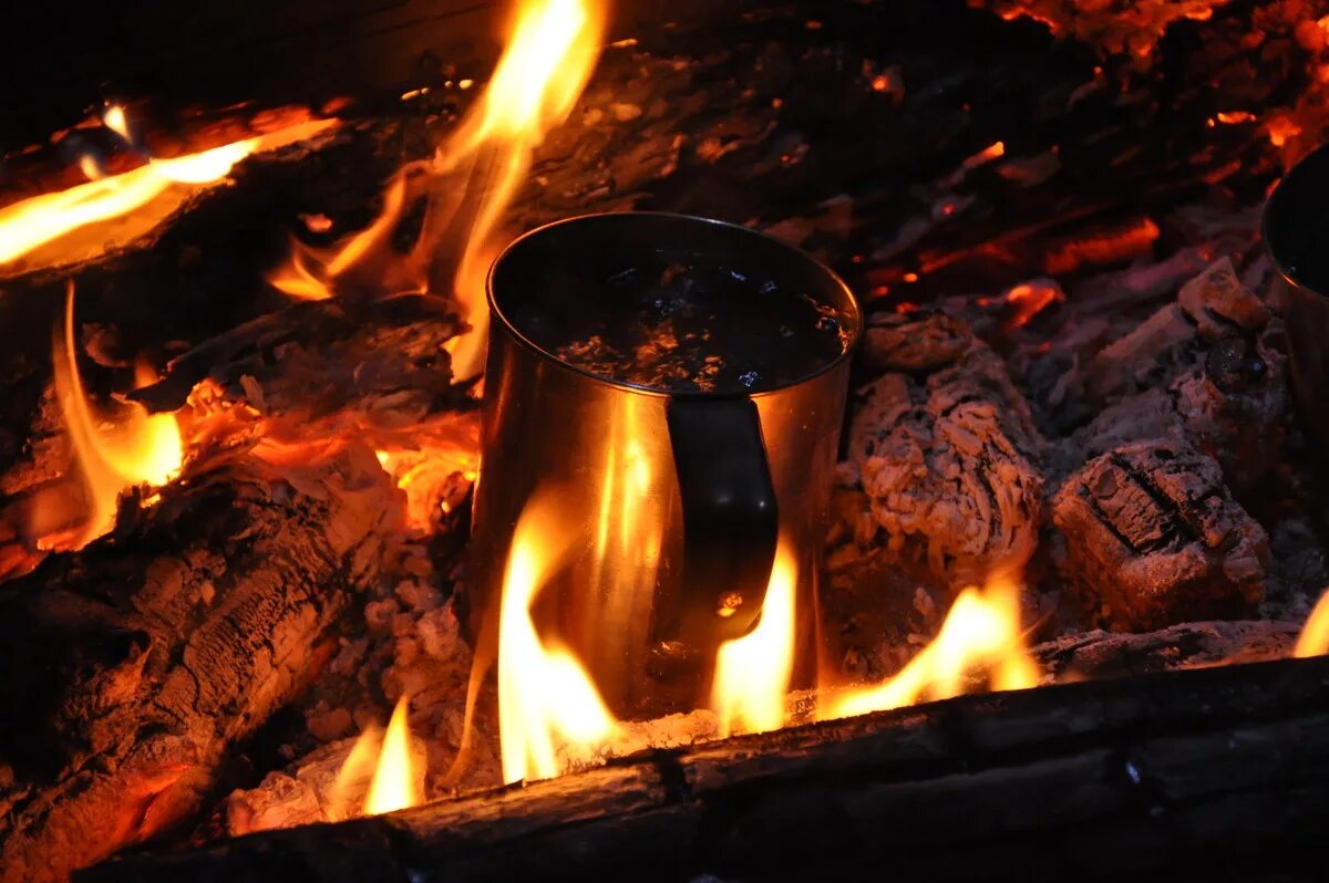 включи костер 10 часов. костер у реки. чайник на огне. включи костер 10 часов. фон природа костер.
