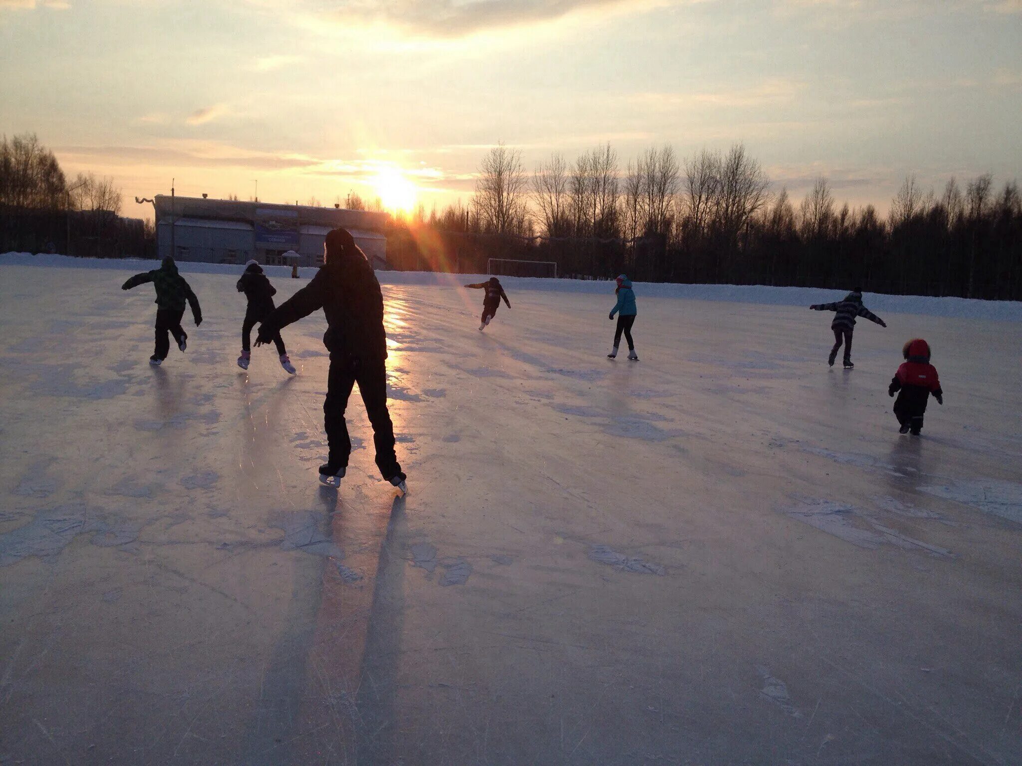 альметьевский парк каток казани. каток на озере в горах. каток черное озеро. мещерский пруд каток. каток на озере.
