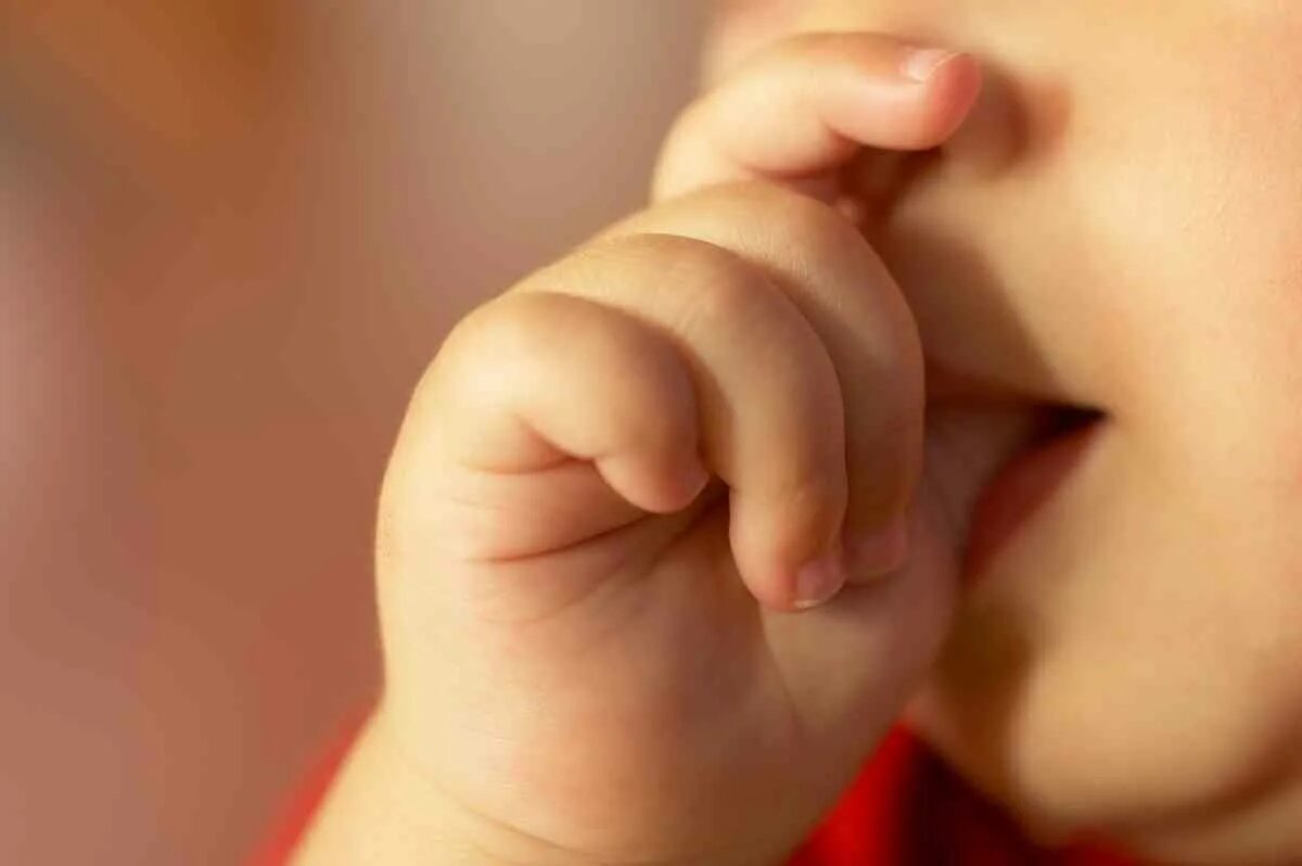 Сосание пальцев у детей. Вредная привычка сосание пальца у детей. Малыш с пальцем во рту. Привычки детей. Отсасывать палец