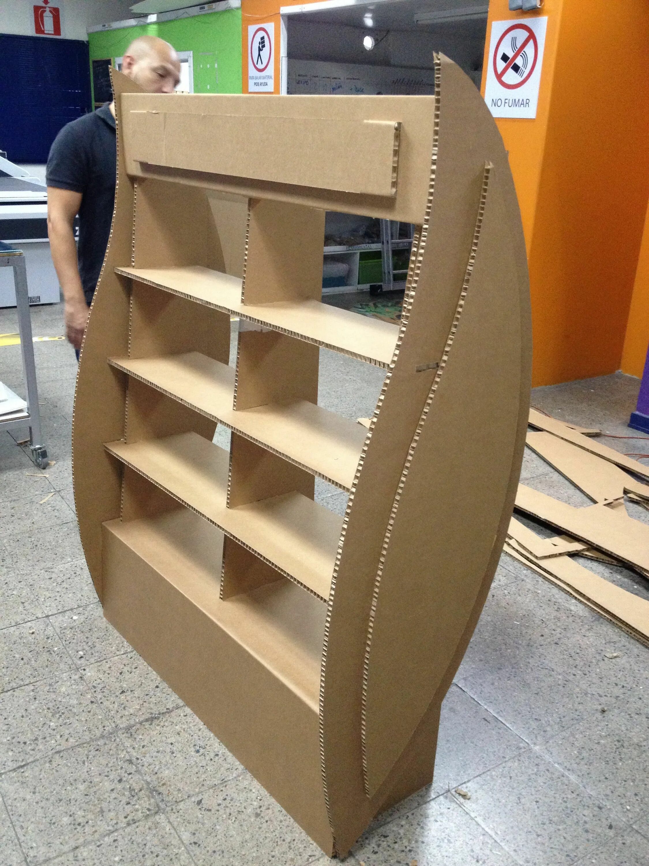 Стеллаж из фанеры с ячейками. Лесенка трехъярусная (3 ступени 70*70). Сделать стенд из картона. Полки для поделок. Подставки для картонных фигурок.