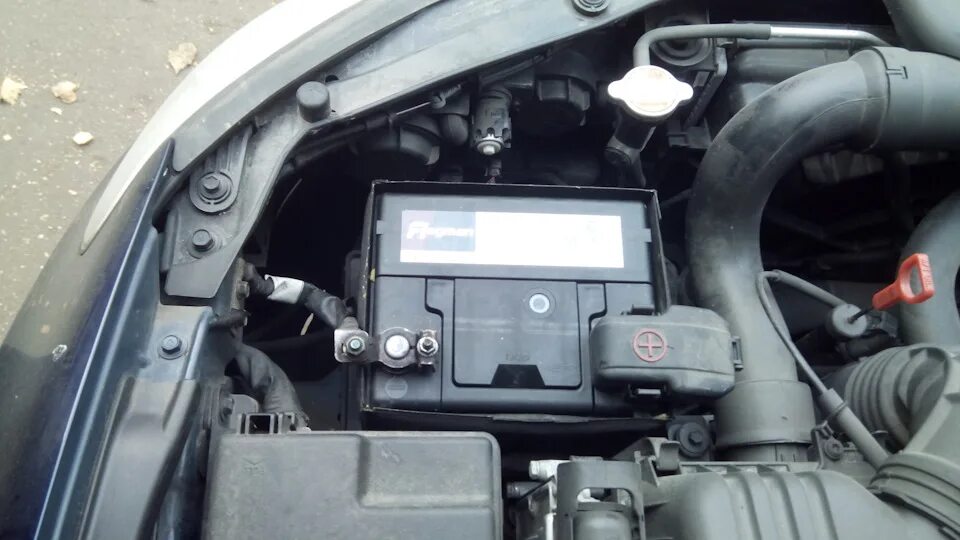Аккумулятор для хендай элантра. Hyundai elantra 2009 аккумулятор. hyundai elantra 2008 1.6 аккумулятор. акб хендай элантра 2008. hyundai elantra 2005 аккумулятор.