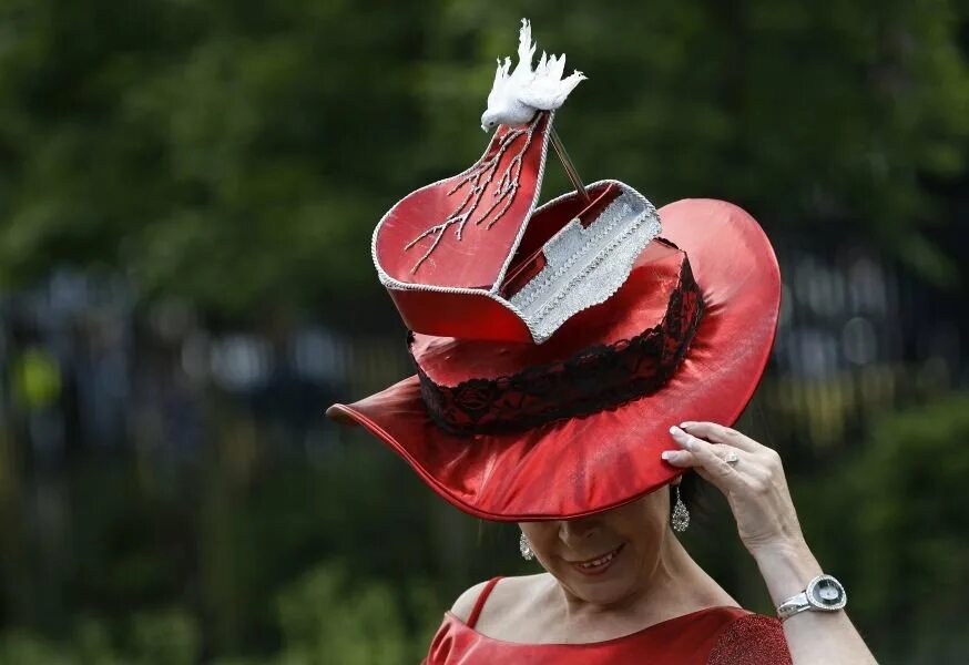 Роял аскот шляпы. Royal Ascot шляпки. Royal Ascot самые необычные шляпы. Английские леди аскот шляпка странная. Оригинальная шляпа